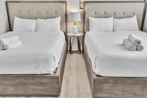 2 habitaciones, tabla de planchar con plancha y cuna de viaje 