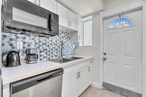 Private kitchen - Bright 2BR in Bay Harbor Islands near beach, dining, and shopping (Bay Harbor Islands)