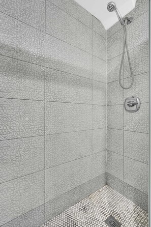 Bruser, hårtørrer, håndklæder, Shampoo
