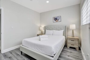 3 bedrooms, iron/ironing board, travel cot, free WiFi - Family-friendly 3BR in Bay Harbor Islands minutes to beach and shops (Bay Harbor Islands)