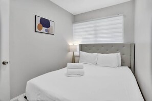 3 bedrooms, iron/ironing board, travel cot, free WiFi - Family-friendly 3BR in Bay Harbor Islands minutes to beach and shops (Bay Harbor Islands)