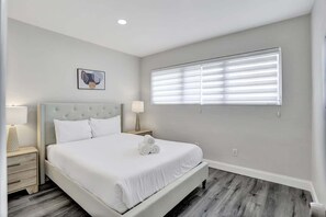 3 bedrooms, iron/ironing board, travel cot, free WiFi - Family-friendly 3BR in Bay Harbor Islands minutes to beach and shops (Bay Harbor Islands)