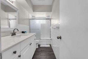 Shower, hair dryer, towels, shampoo - Chic 2BR in Bay Harbor Islands near beach, shopping, and dining (Bay Harbor Islands)