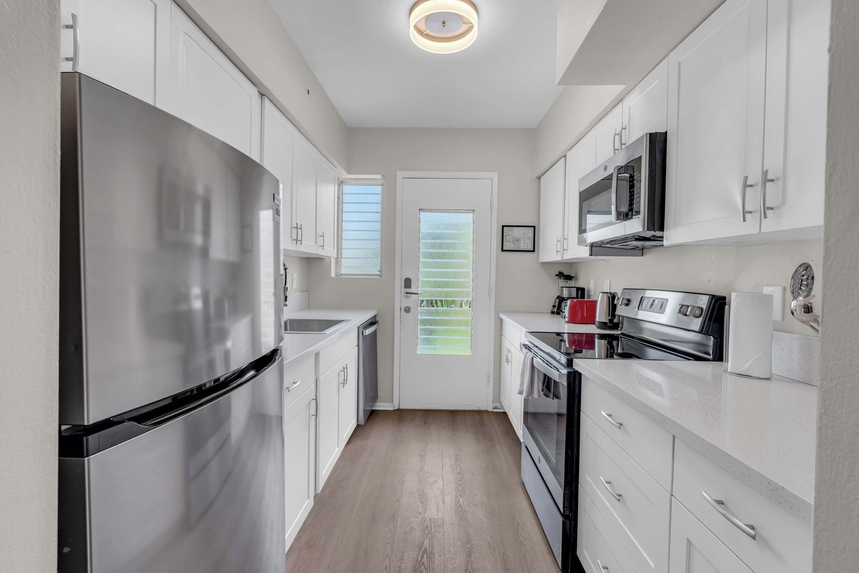 Coffee/tea maker, fridge, microwave, oven