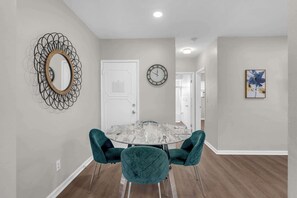 Dining - Chic 2BR in Bay Harbor Islands near beach, shopping, and dining (Bay Harbor Islands)
