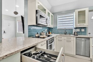 Fridge, microwave, oven, stovetop - Cozy 1BR in Bay Harbor Islands near beach, Bal Harbour Shops, and dining (Bay Harbor Islands)