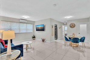 Smart TV, offices - Boutique 1BR in Bay Harbor Islands near shops, dining, and beach (Bay Harbor Islands)