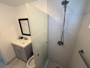 Shower, hair dryer, towels, shampoo - Modern 2BR in Bay Harbor Islands close to beach, shops, and dining (Bay Harbor Islands)