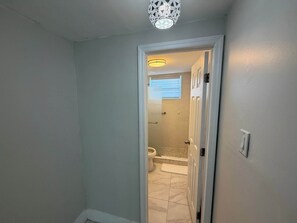 Shower, hair dryer, towels, shampoo - Modern 2BR in Bay Harbor Islands close to beach, shops, and dining (Bay Harbor Islands)