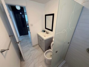 Shower, hair dryer, towels, shampoo - Modern 2BR in Bay Harbor Islands close to beach, shops, and dining (Bay Harbor Islands)