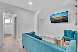 Una Smart TV, una oficina