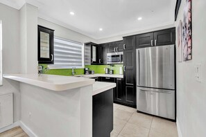 Geladeira, micro-ondas, fogão, cooktop
