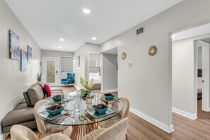 3 bedrooms, iron/ironing board, travel cot, free WiFi - Spacious 3BR in Bay Harbor Islands minutes to beach, shops, and dining (Bay Harbor Islands)