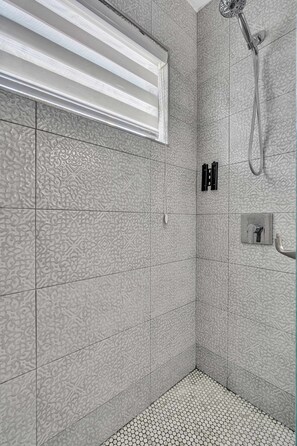 Shower, hair dryer, towels, shampoo - Surfside 2BR with pool near beach, shops, and dining (Bay Harbor Islands)