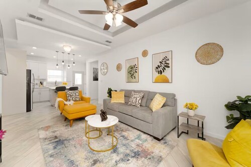 Oasis Modern 2BR/2BA. Free Parking. WiFi. Gated