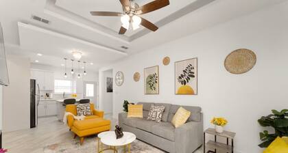 Oasis Modern 2BR/2BA. Free Parking. WiFi. Gated
