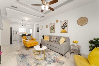 Oasis Modern 2BR/2BA. Free Parking. WiFi. Gated