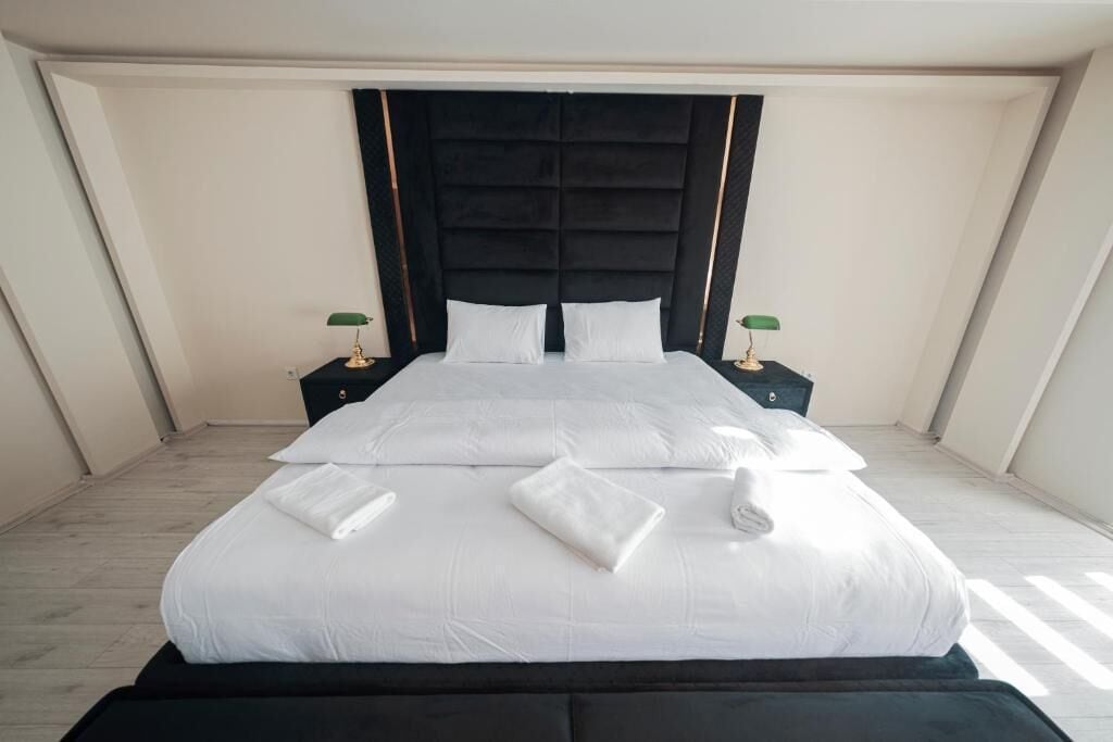 Suíte luxo, vista para a cidade | Cofres nos quartos, ferros/tábuas de passar roupa, Wi-Fi de cortesia