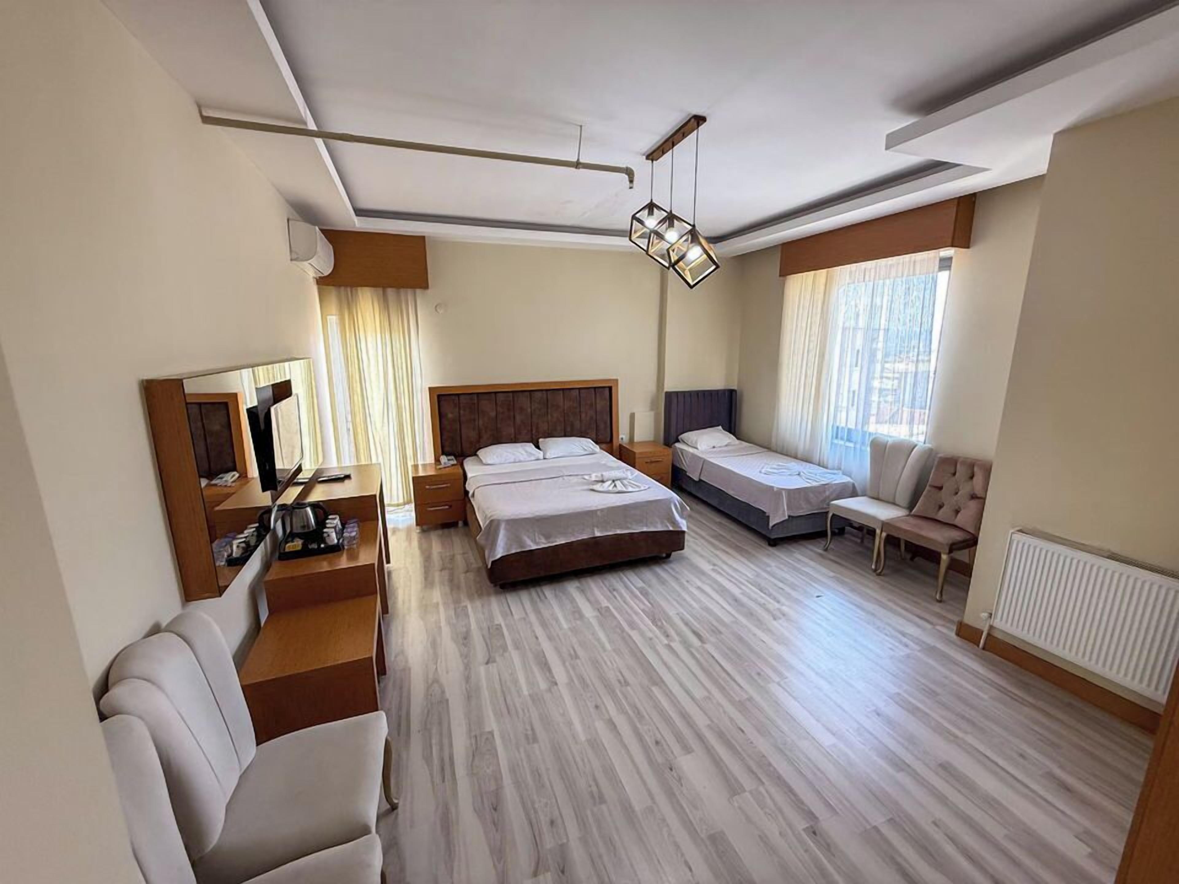 Suit Aile Odasi | In-room safe, iron/ironing board, free WiFi, bed sheets