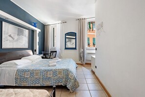 WiFi, bed sheets - 'Charlot' Room in Vernazza Center, Wi-Fi and Air Conditioning (Vernazza)