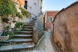 Property grounds - 'Charlot' Room in Vernazza Center, Wi-Fi and Air Conditioning (Vernazza)