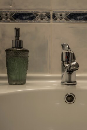 Bathroom - The 'Mira' Room with Shared Terrace, Wi-Fi and Air Conditioning (Vernazza)