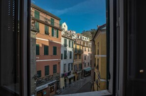 Interior - The 'Mira' Room with Shared Terrace, Wi-Fi and Air Conditioning (Vernazza)