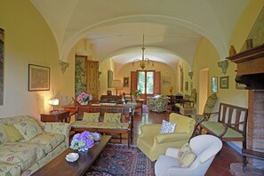 Living area - Villa Gioli, Historic Tuscan Villa with Pool & Private Park (Toscana)
