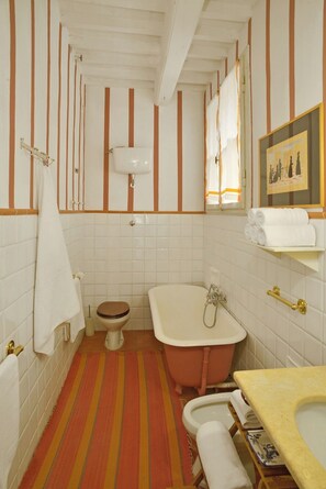 Shower, hair dryer, bidet, towels - Villa Gioli, Historic Tuscan Villa with Pool & Private Park (Toscana)