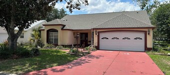 3-bedroom house in peaceful Lady Lake on the Golf Course with Golf cart.