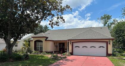 3-bedroom house in peaceful Lady Lake on the Golf Course with Golf cart.