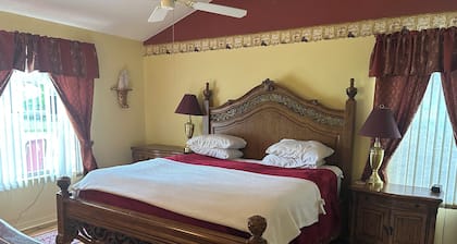 3-bedroom house in peaceful Lady Lake on the Golf Course with Golf cart.