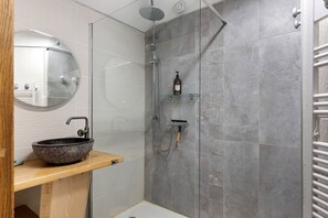 Ducha, secador de pelo y toallas