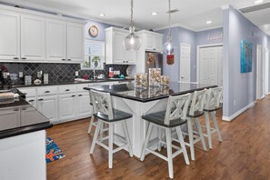 Fridge, microwave, oven, stovetop - King Crab - Pet Friendly, Steps to the Beach! (Crystal Beach)