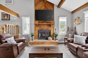 TV, fireplace, books, stereo - Mystic Duo | 7BR 8BA Near Lake & Ski Retreat (Lake Harmony)