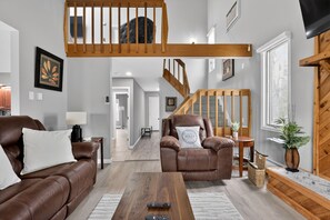 TV, fireplace, books, stereo - Mystic Duo | 7BR 8BA Near Lake & Ski Retreat (Lake Harmony)