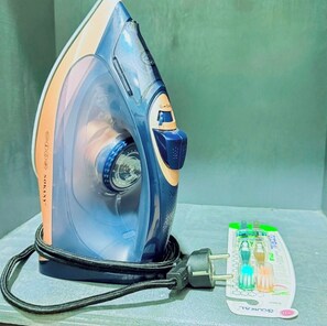 Secadora de cabello, toallas, jabón, papel de baño 