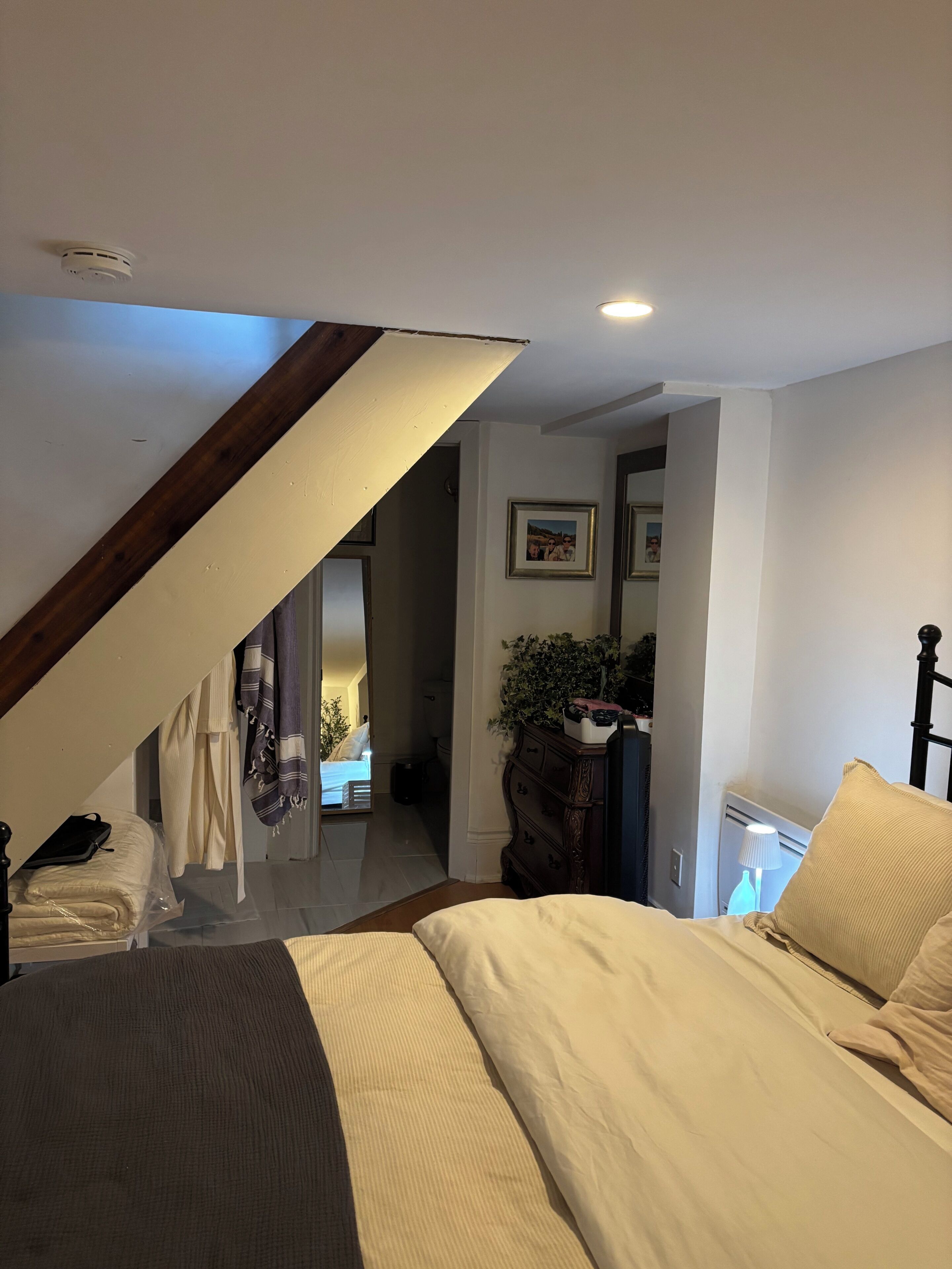 Iron/ironing board, WiFi, bed sheets