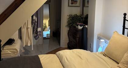 Quiet, cozy and clean. Great location. Close to highways and public transit.
