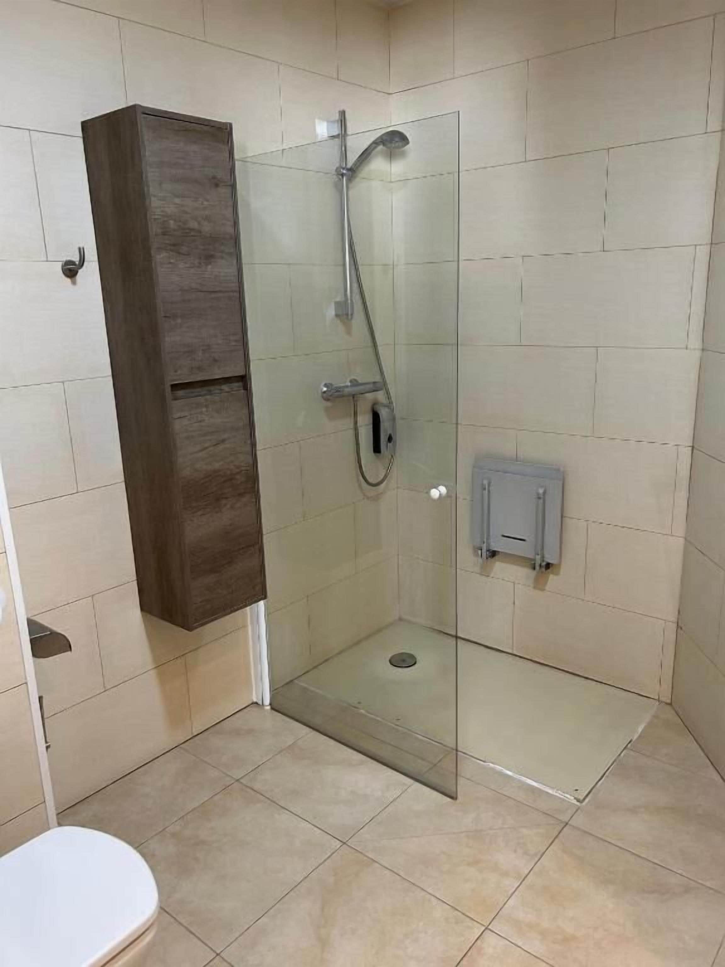 Habitación doble, varias camas, acceso para personas con movilidad reducida, baño privado | Baño | Secadora de cabello, toallas, shampoo, papel de baño 