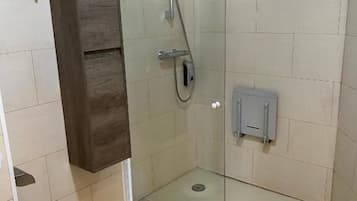 Habitación doble, varias camas, acceso para personas con movilidad reducida, baño privado | Baño | Secadora de cabello, toallas, shampoo, papel de baño
