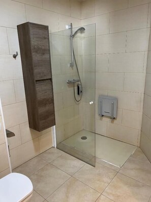Double Room, Multiple Beds, Mobility Accessible, Private Bathroom | Bathroom - Hotel 1948 Manresa (Manresa)