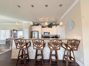 Fridge, microwave, oven, stovetop - Malibu Sunrise Lakefront Oasis (Osage Beach)