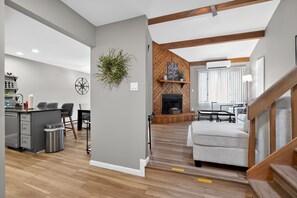 Televisión, chimenea y estéreo 