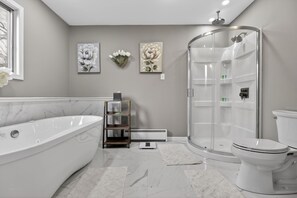 Sèche-cheveux, serviettes fournies, savon, shampoing