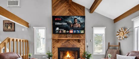 Fernseher, Kamin, Bücher
