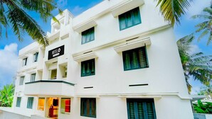 A multi-story hotel with a sign indicating it is a hotel.