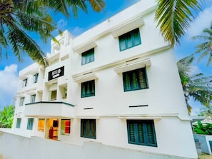 A multi-story hotel with a sign indicating it is a hotel.