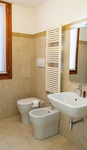Shower, hair dryer, bidet, towels - Historic Palace with Private Terrace | Grand Views over Campo Santo Stefano (Venezia)