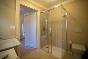 Shower, hair dryer, bidet, towels - Historic Palace with Private Terrace | Grand Views over Campo Santo Stefano (Venezia)